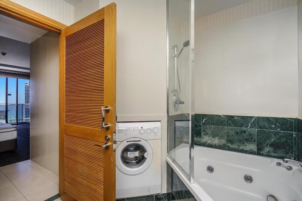 Deluxe Private Apartment And Studio - Ocean Views โกลด์โคสต์ ภายนอก รูปภาพ