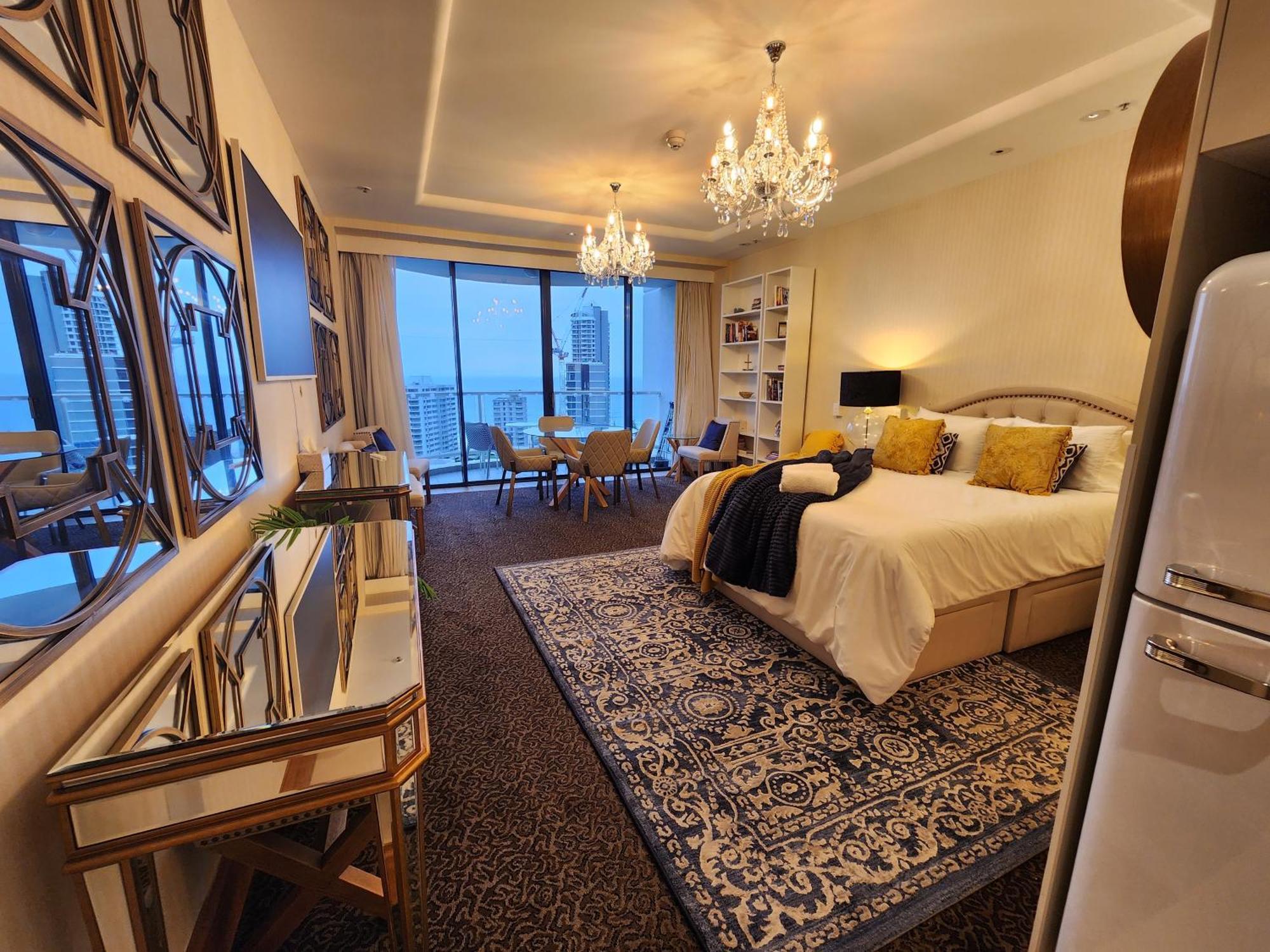 Deluxe Private Apartment And Studio - Ocean Views โกลด์โคสต์ ภายนอก รูปภาพ